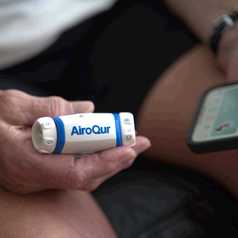 02_123456789-AiroQur-details-hand-using_550x550