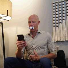 03_123456789-AiroQur-man-using_550x550