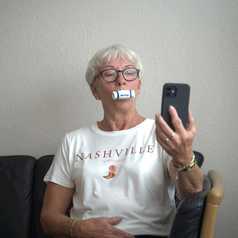 07_123456789-AiroQur-woman-using_550x550